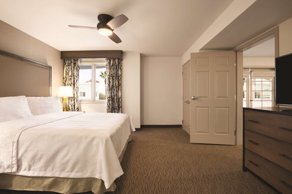 SUITE, KING BED, ACCESSIBLE
