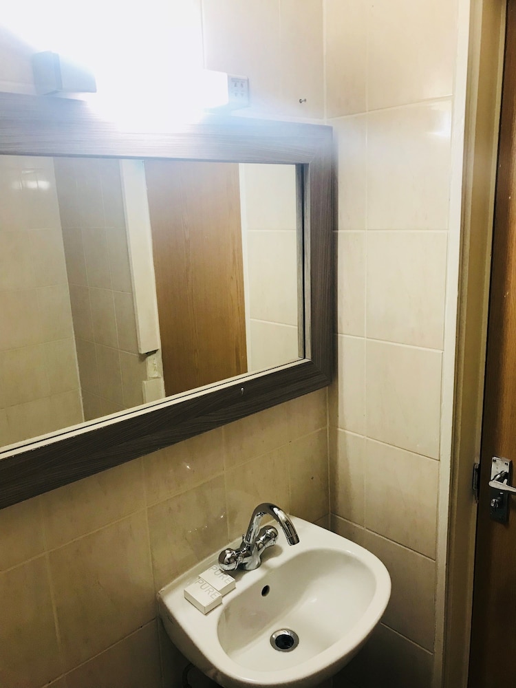 Lily Hotel 45/46