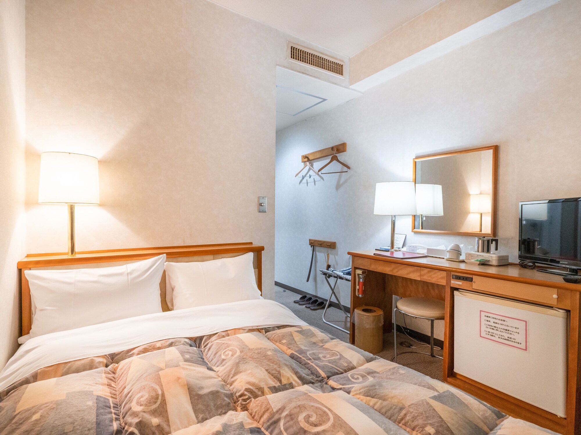 SEMI ROOM, SEMI DOUBLE BED, SMOKING