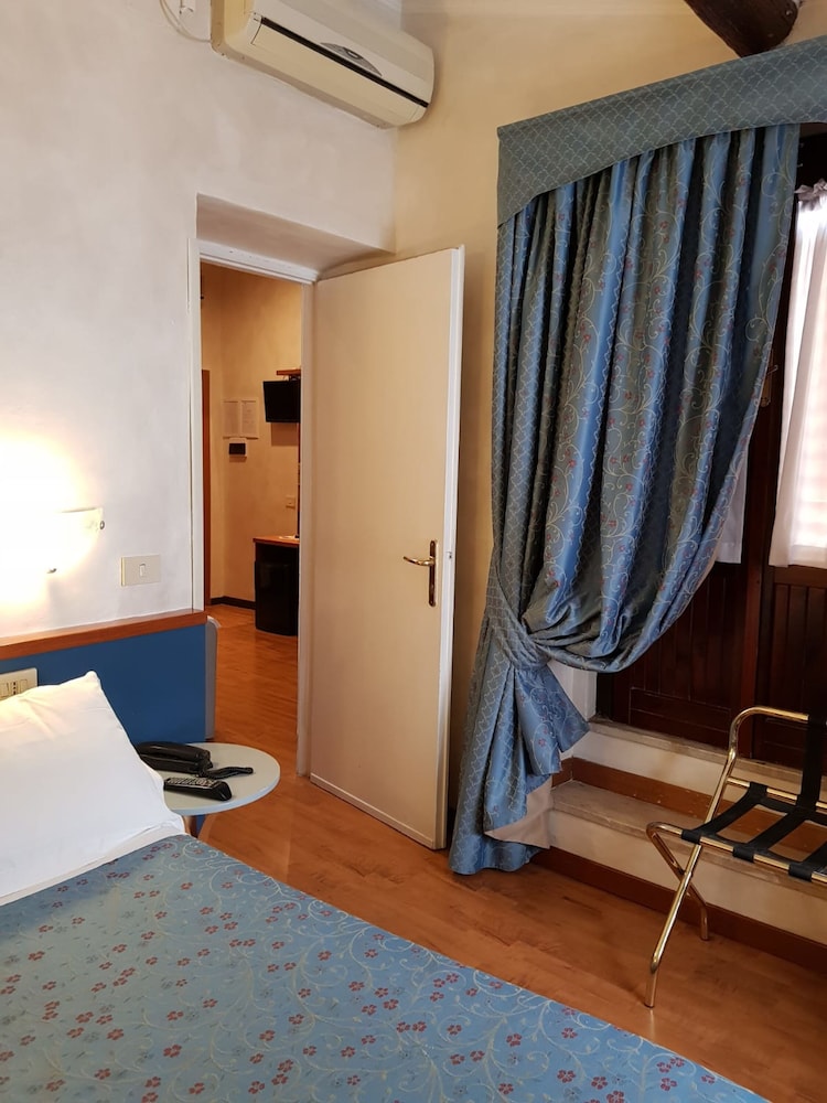 Hotel Julia 40/66