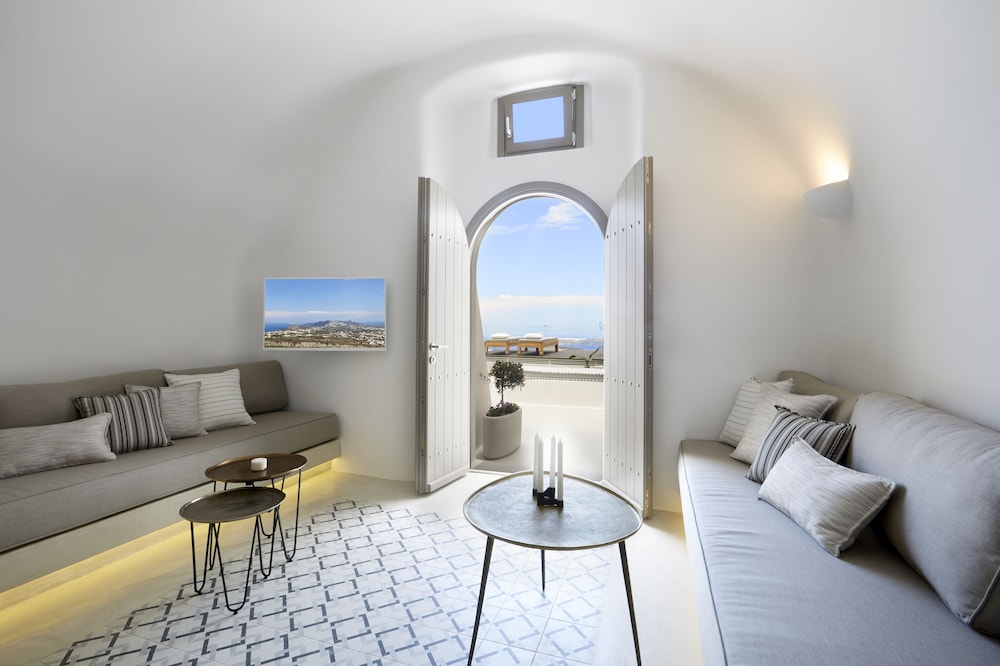 White And Co. La Torre Suites 12/50
