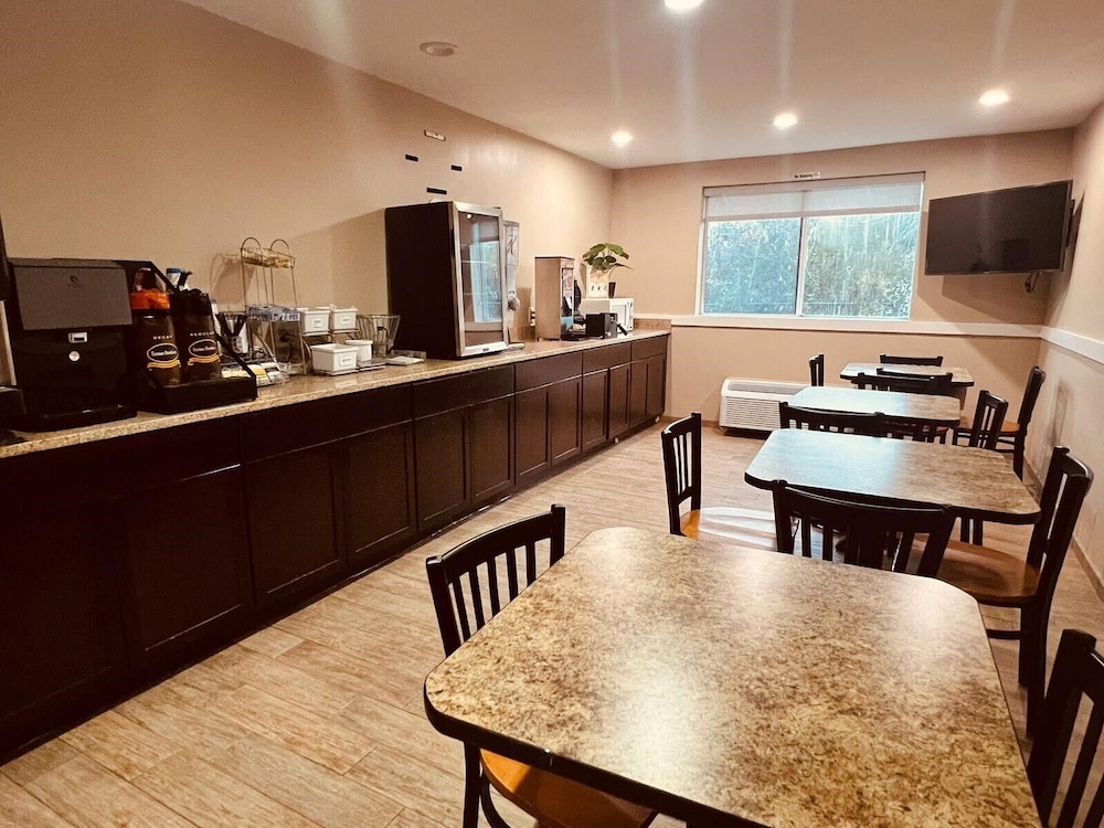Super 8 by Wyndham Nyack NY 25/37