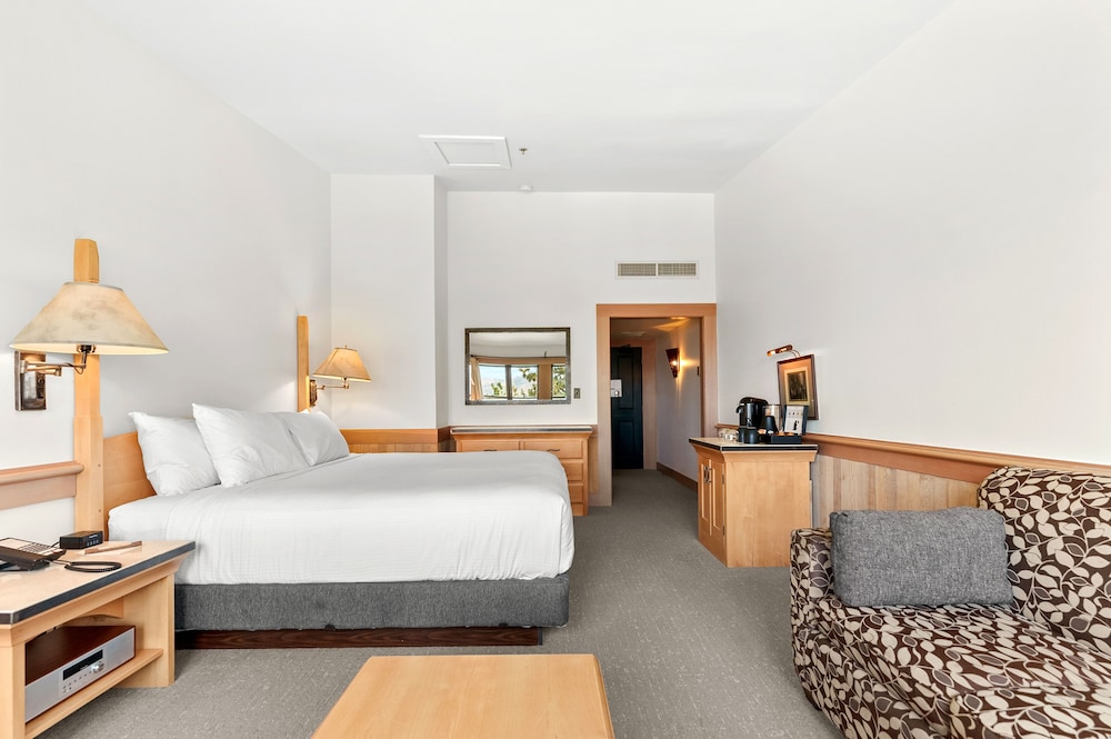 Lodge, King Bed, Mountain View, Sofa, Accessible