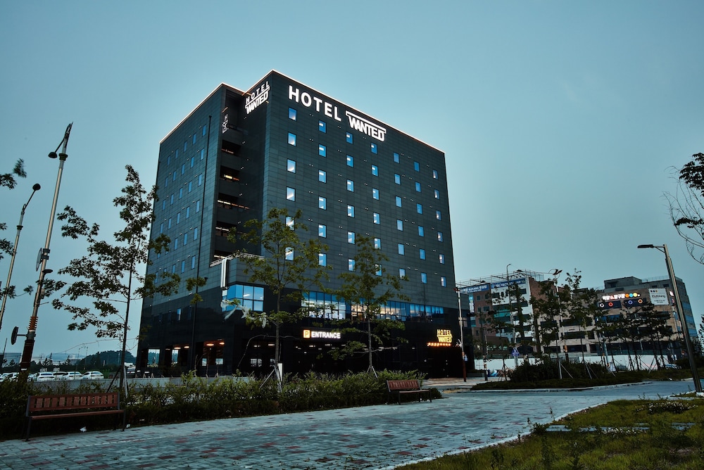 Hotel Wanted 4/70