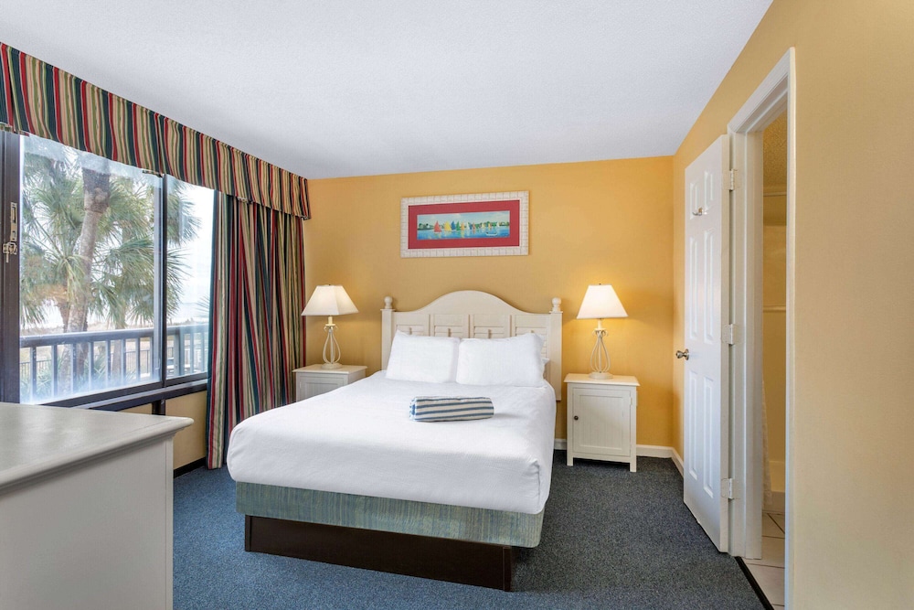 SUITE, QUEEN BED, SIDE VIEW