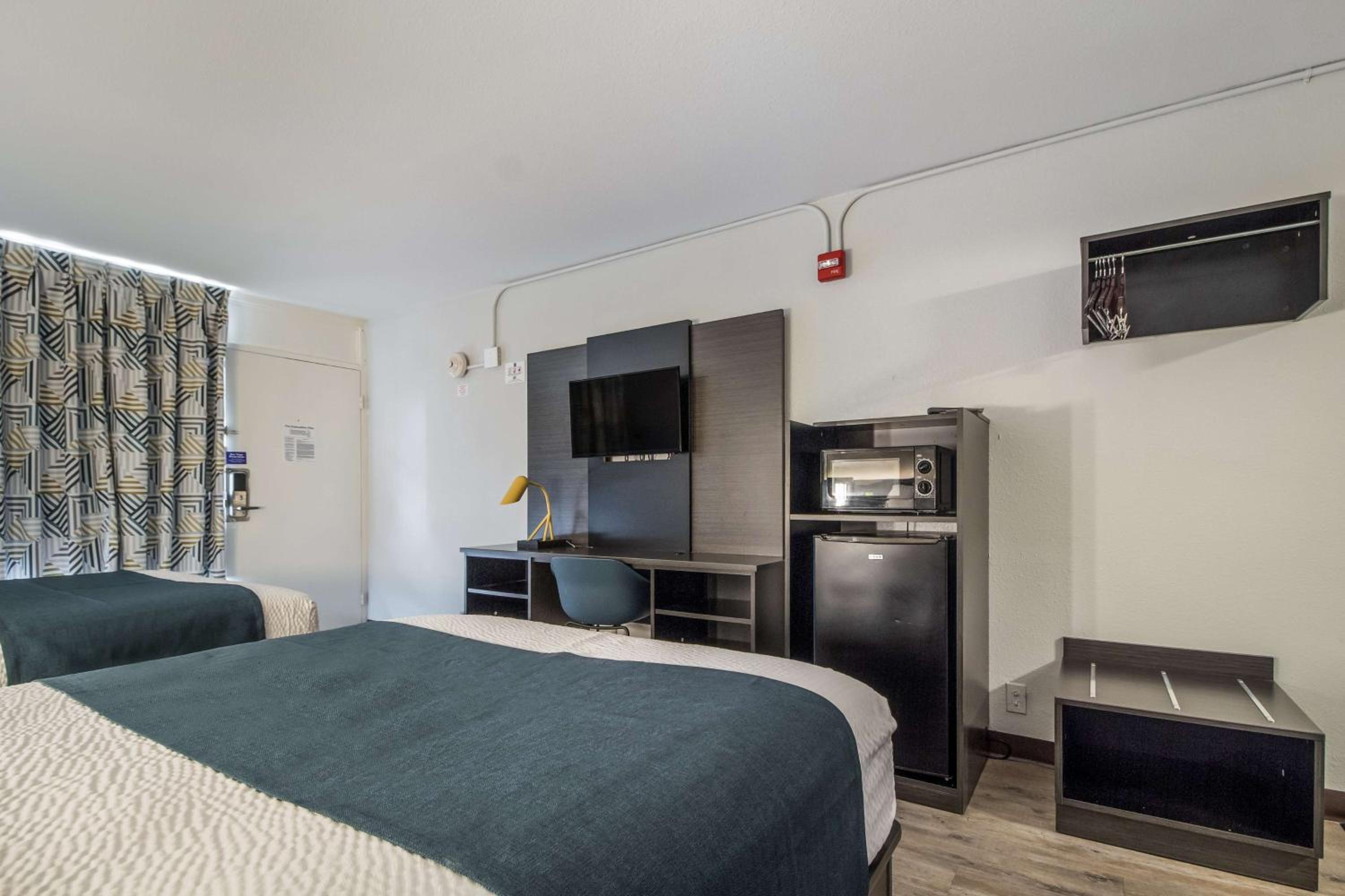 Motel6 Groves, TX 23/44