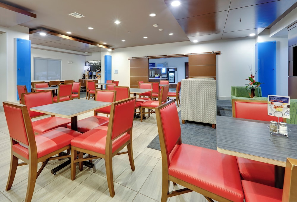 Holiday Inn Express Hotel And Suites Denton Unt Twu 52/68