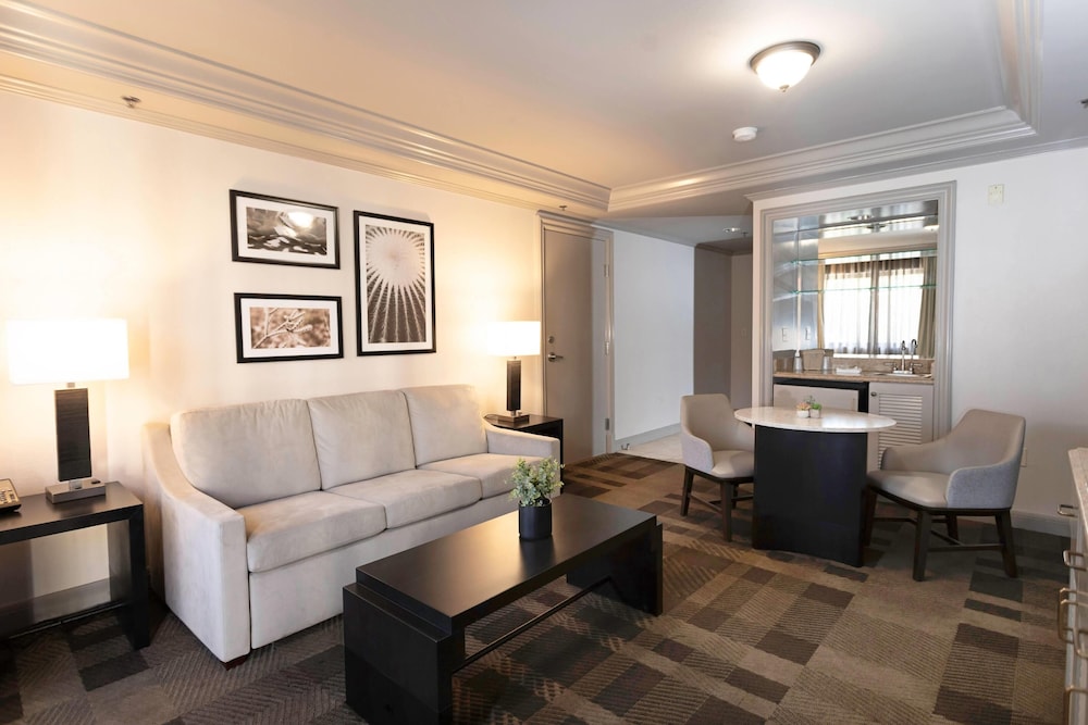 DELUXE, SUITE, KING BED