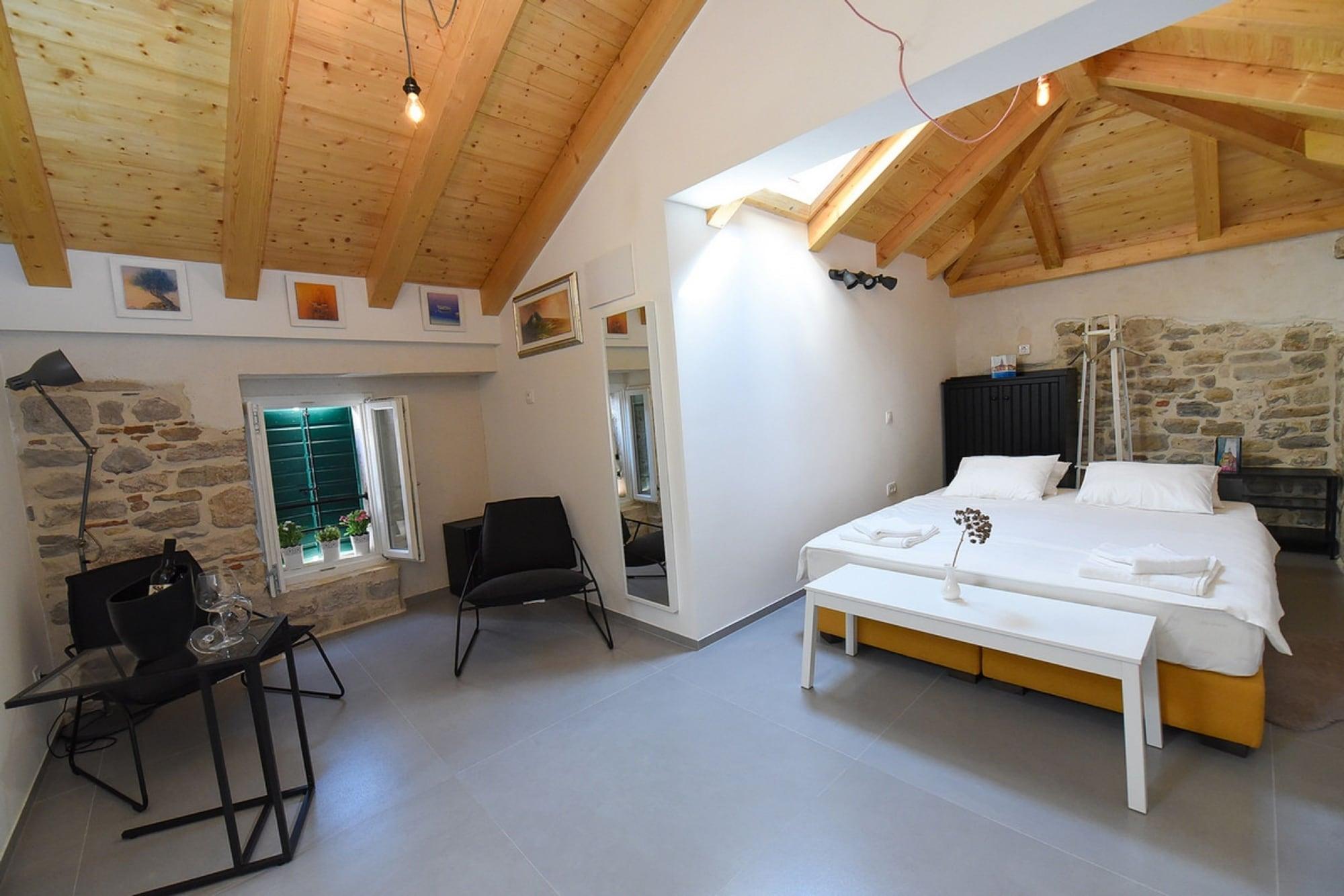 Deluxe, Double Bed