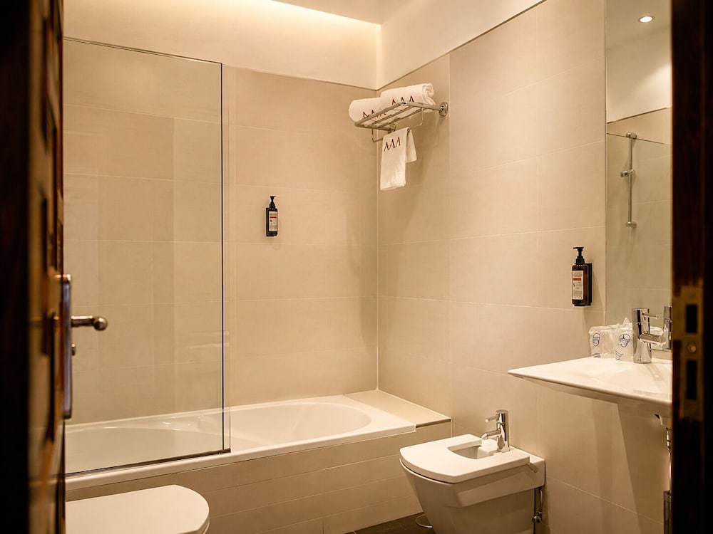 Gar Anat Hotel Boutique 80/81