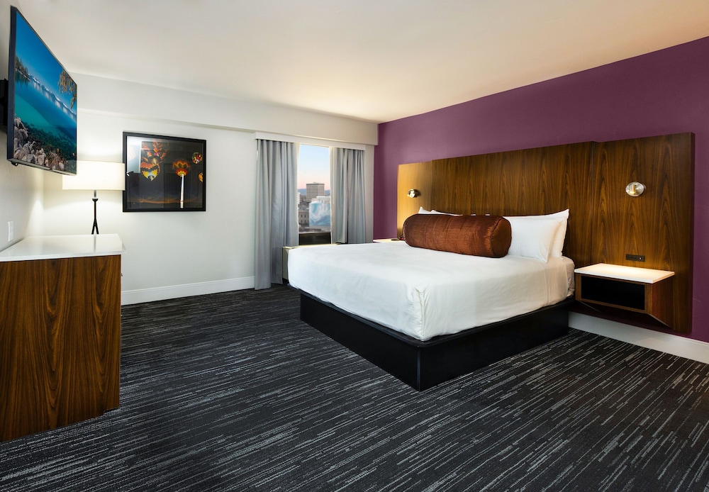 Cedar, Skyline, Tower, Suite