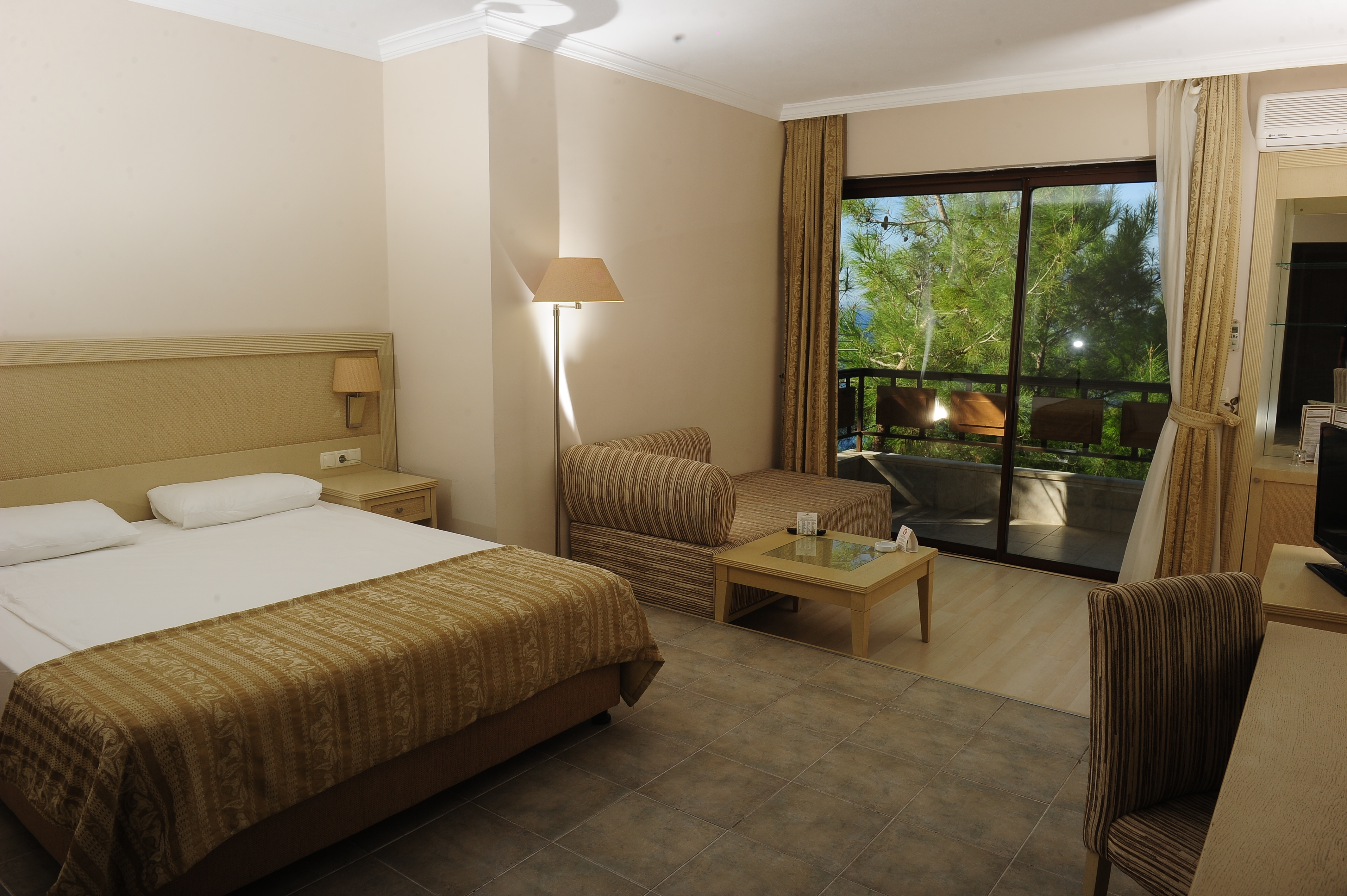 Utopia World Hotel 8/50