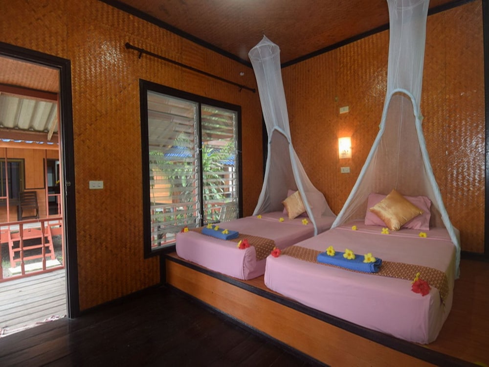 DELUXE, DOUBLE OR TWIN BED