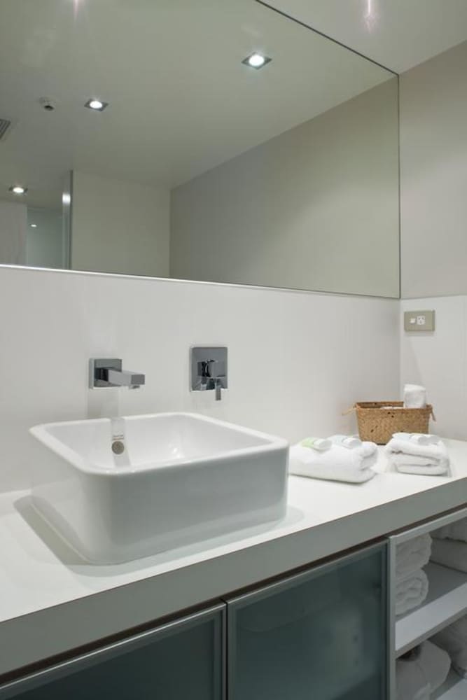 DELUXE, STUDIO