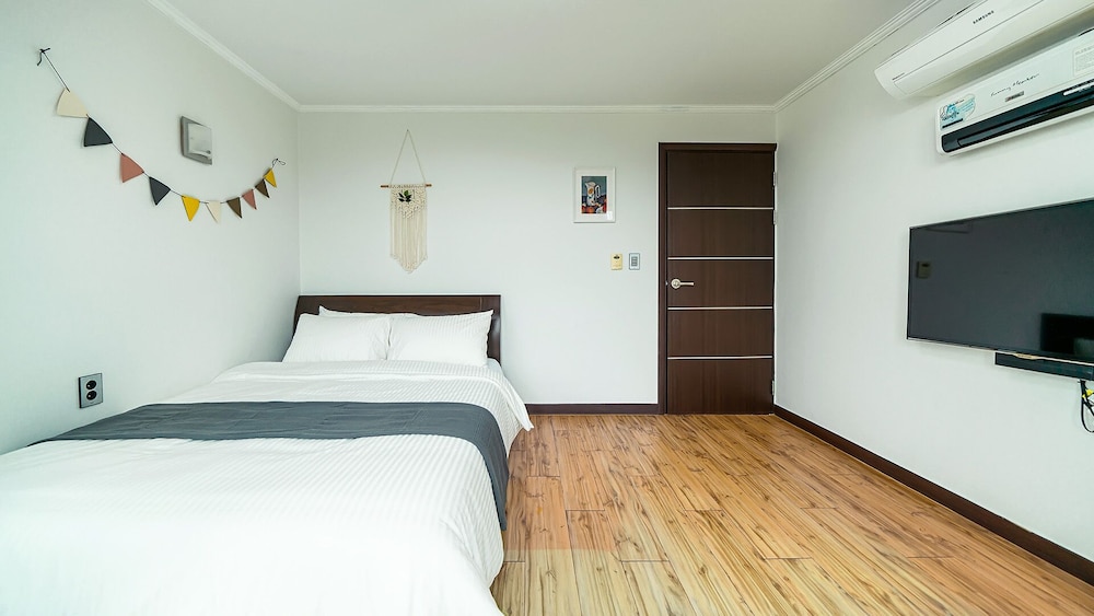 Happy, Queen Bed