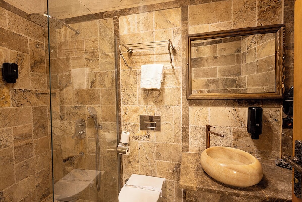 Noahs Ark Cave Hotel 48/50