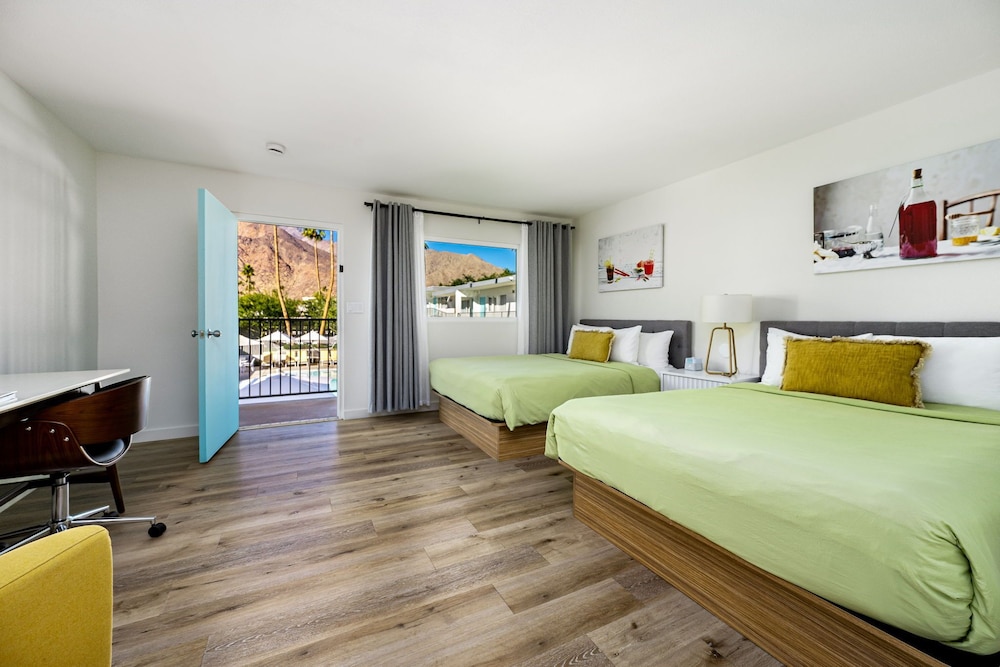 DELUXE, 2 QUEEN BEDS