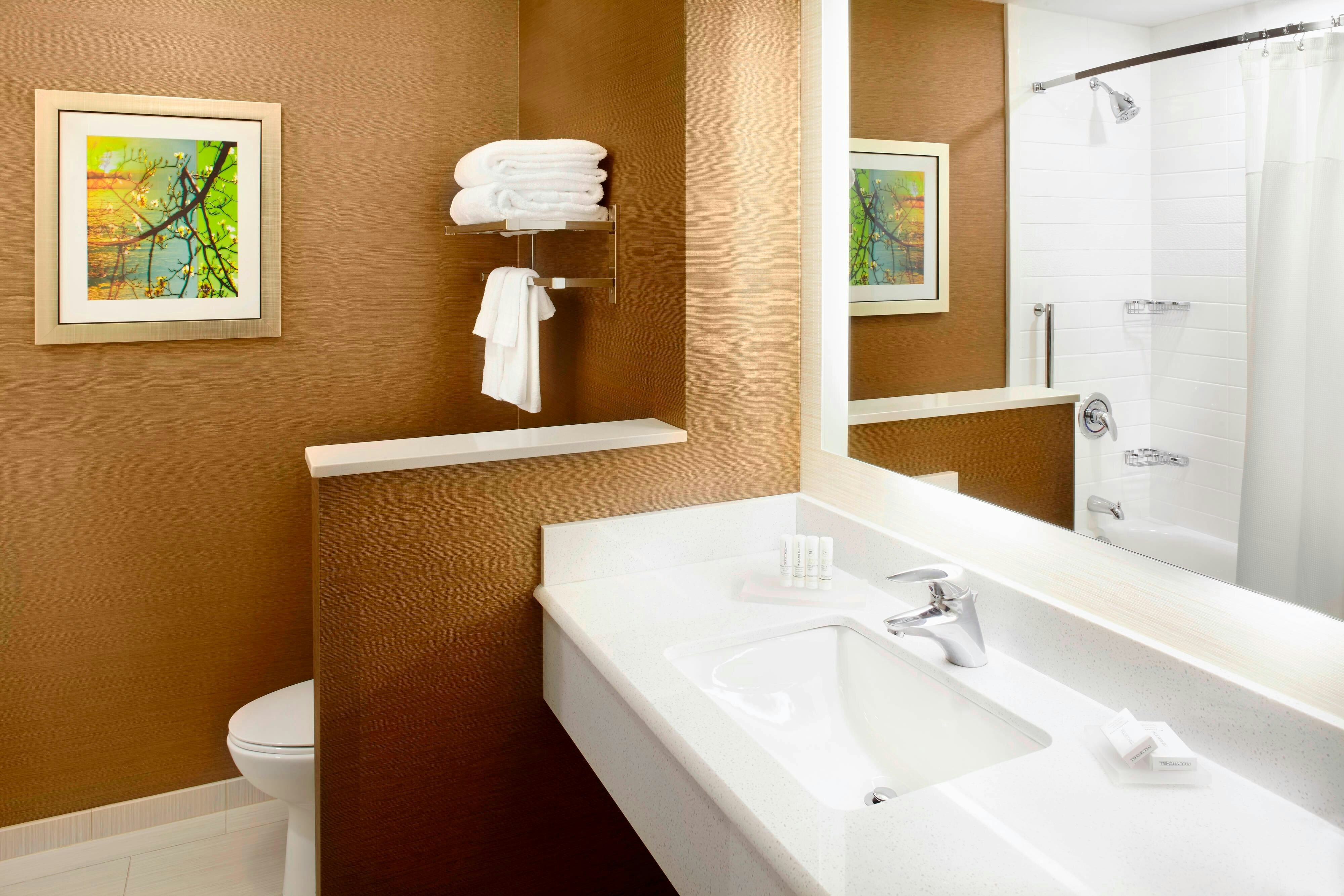 غرفة، Fairfield Inn Suites Wheeling Triadelphia At the Highlands 2/2