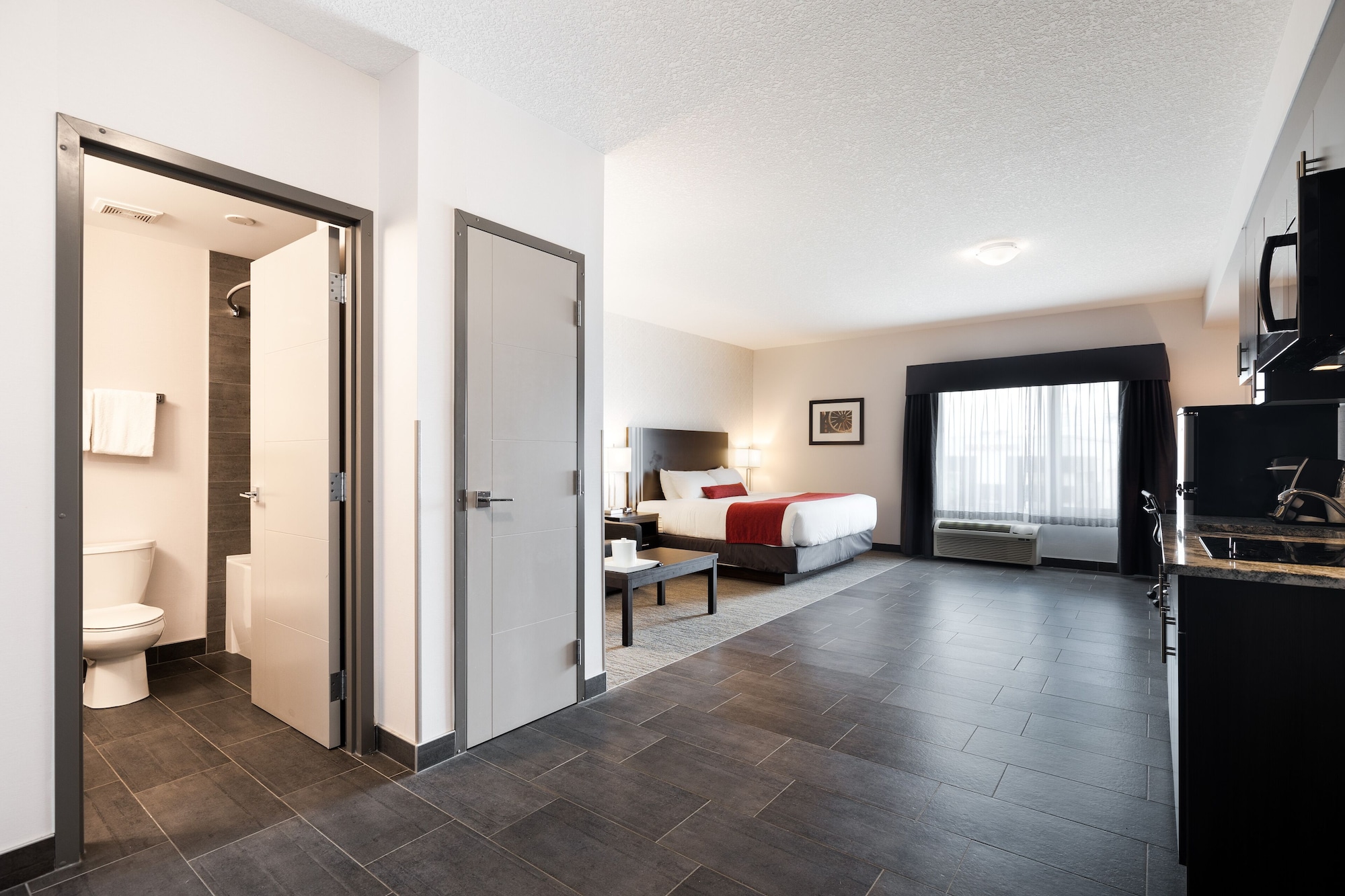 غرفة بسرير كينج مع أريكة، Park Inn By Radisson Edmonton Airport 6/9