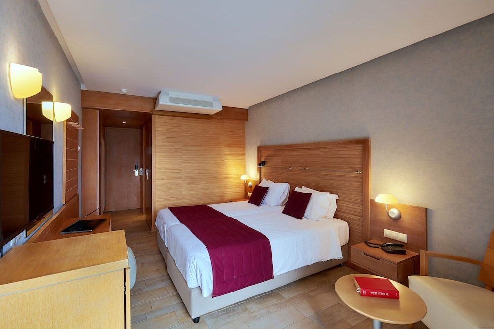 غرفة بسريرين منفصلين بإطلالة على الجبل، Sirens Beach Hotel 4/7