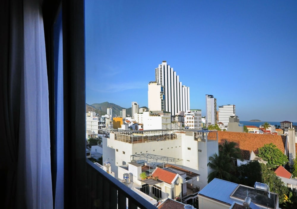 Mega Light Hotel 3/43