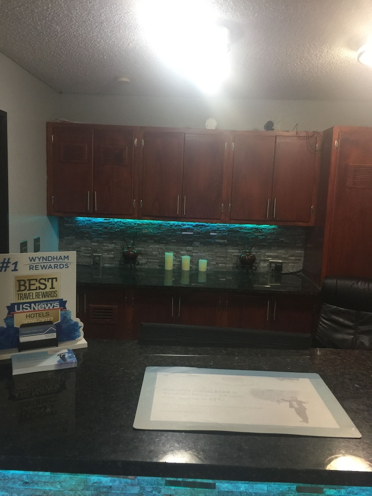 Travelodge By Wyndham Battle Creek 6/18
