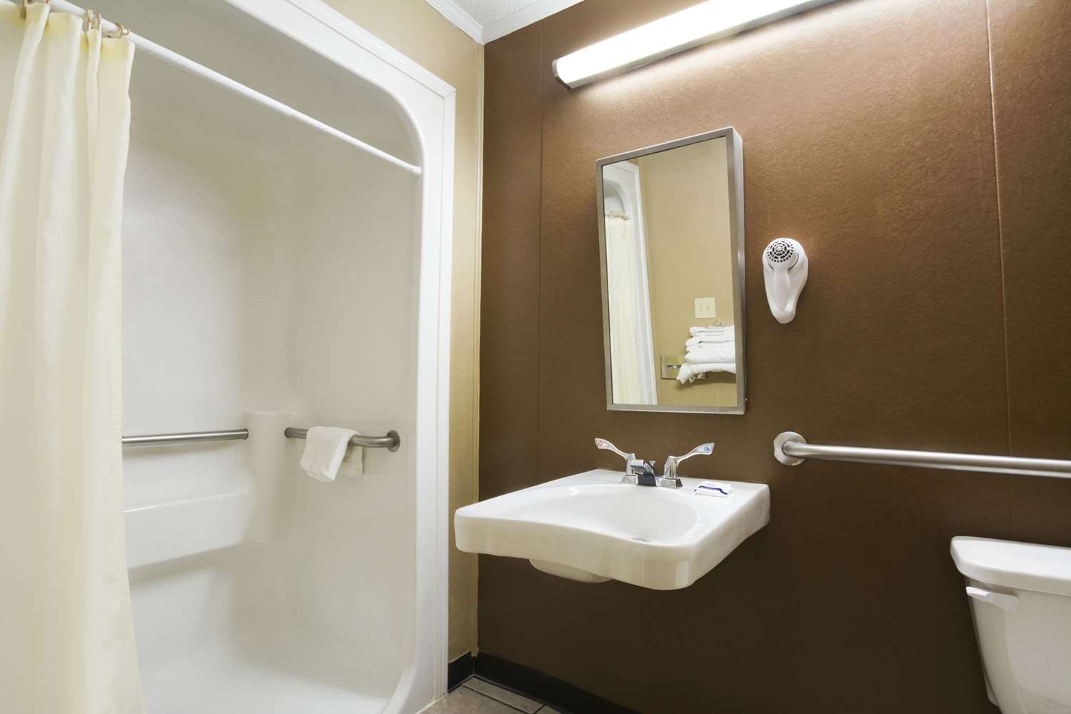 Microtel Inn & Suites by Wyndham Columbia/Fort Jackson N 34/37