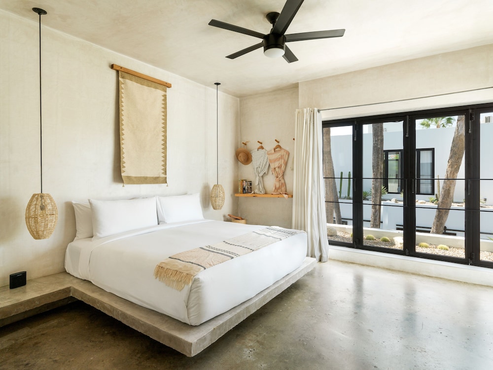 Cove, Paradise, King Bed