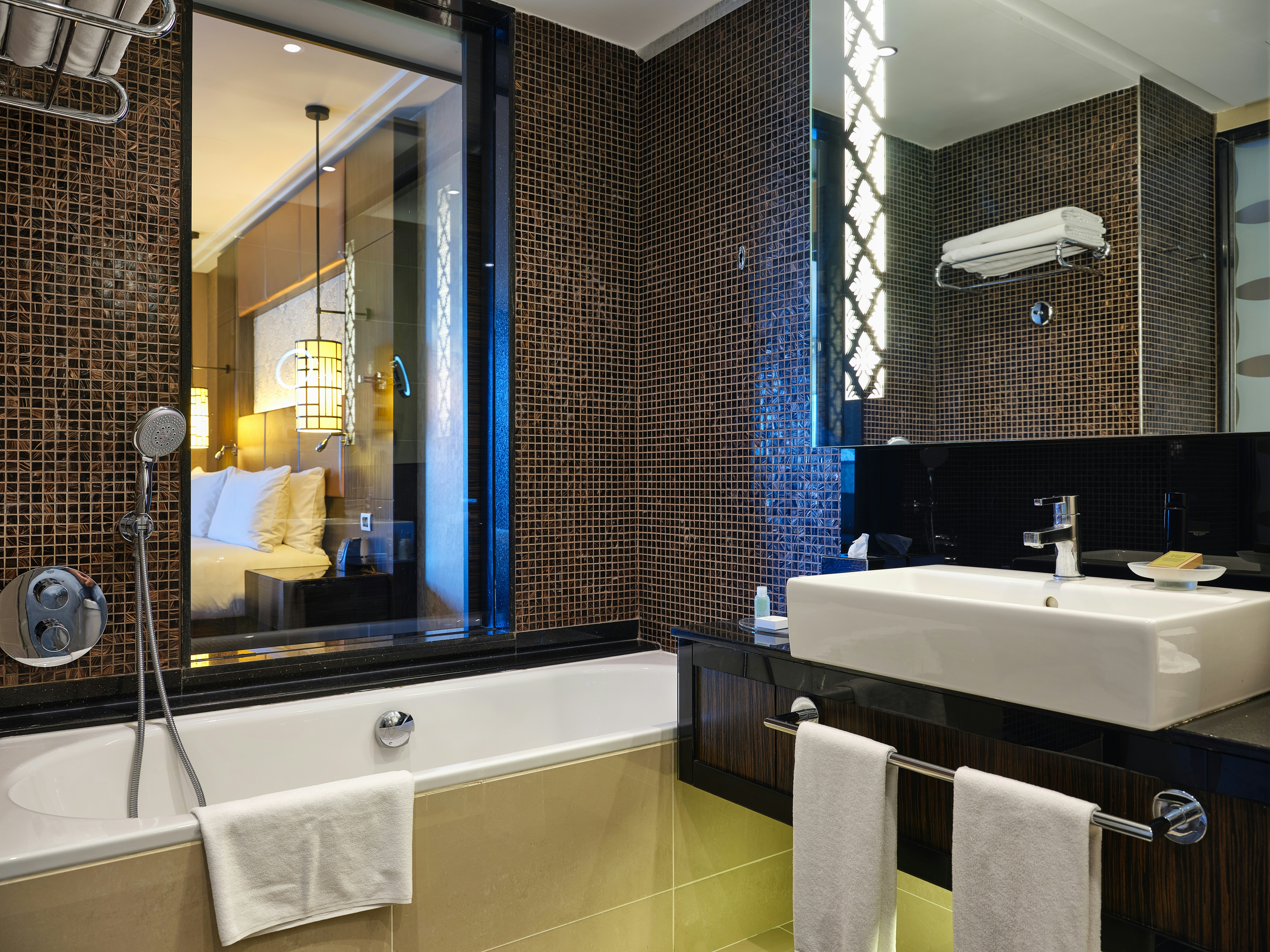 Deluxe King Room with Sea View, Hilton Baku 3/3