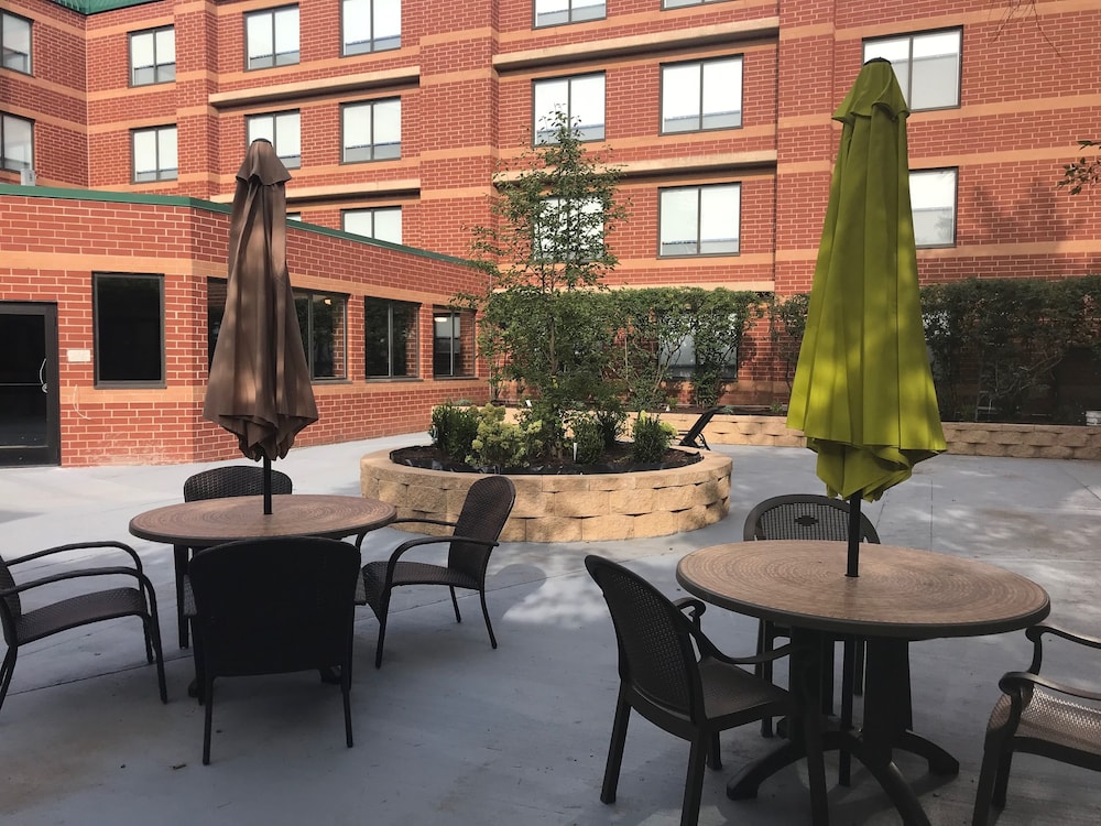 Holiday Inn Express Naperville 46/69
