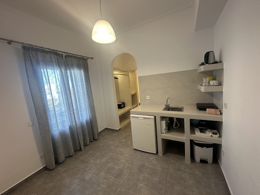 Markakis Studios Fira 32/49