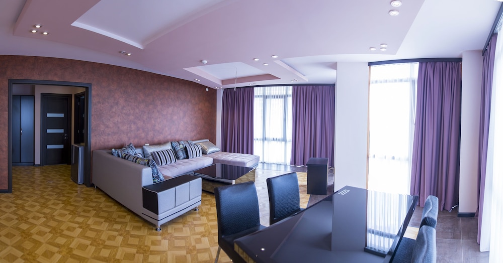 Grand Hills Hotel 25/50