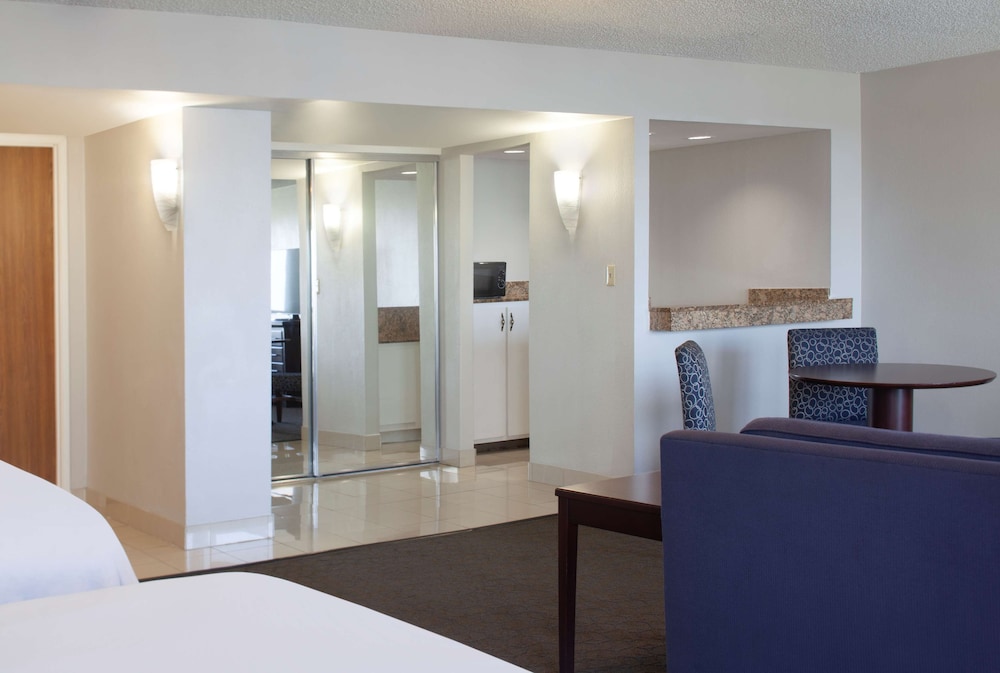 Compass Hotel Nassau Bay 30/65