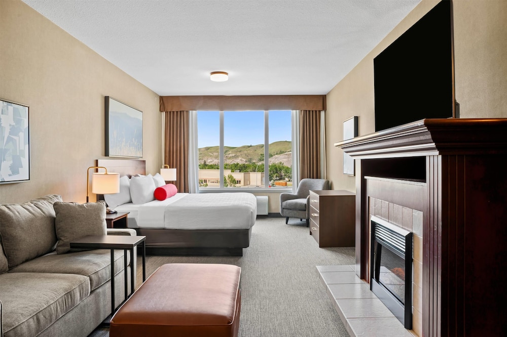 جناح بسرير كينج مع أريكة، Ramada By Wyndham Drumheller Hotel & Suites 3/7