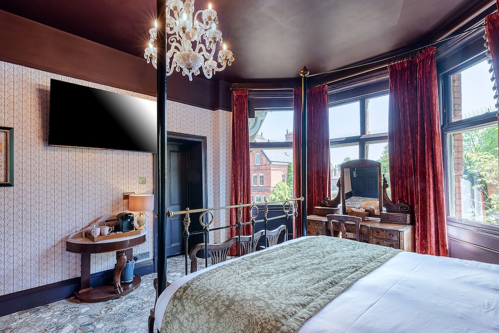 FOUR POSTER, DOUBLE BED