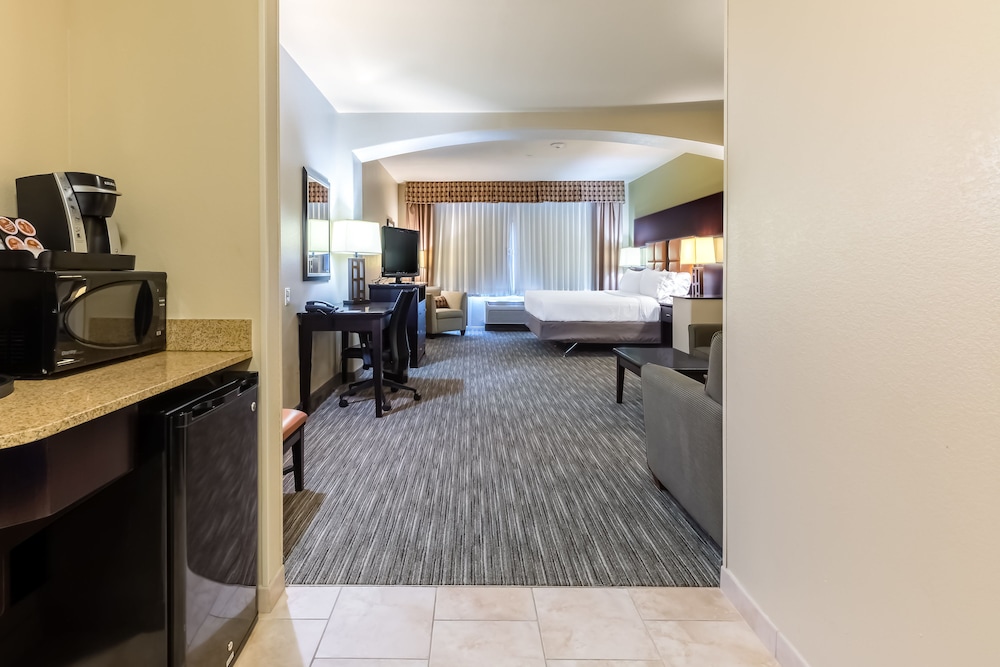 Holiday Inn Express Hotel And Suites Dallas West 14/40