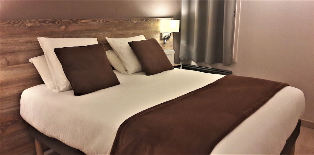 Brit Hotel Confort Pau Lons 18/36