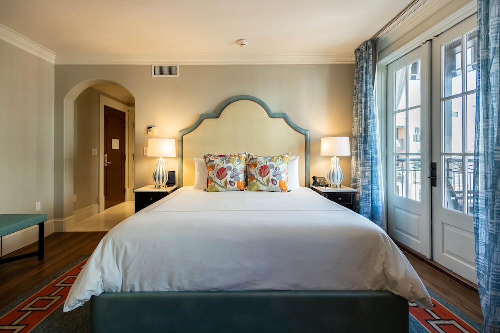 GUEST ROOM, STANDARD, KING BED, TOWN VIEW