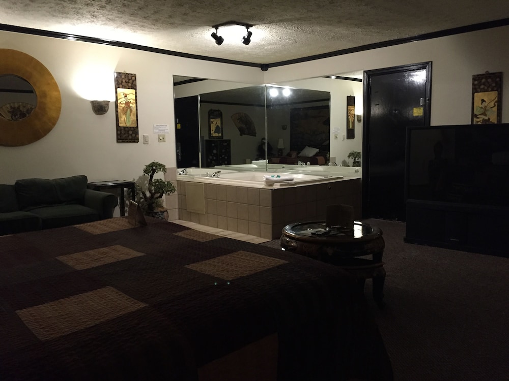 Wildwood Inn Tropical Dome & Theme Suites 8/74