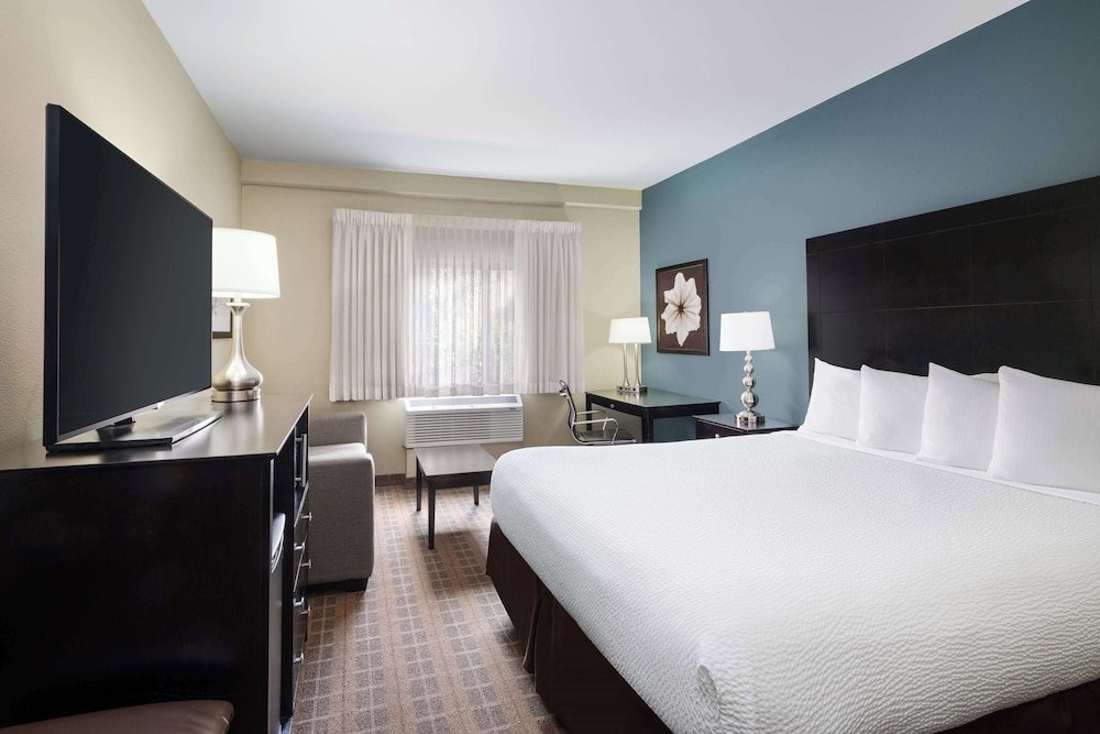 STANDARD, QUEEN BED
