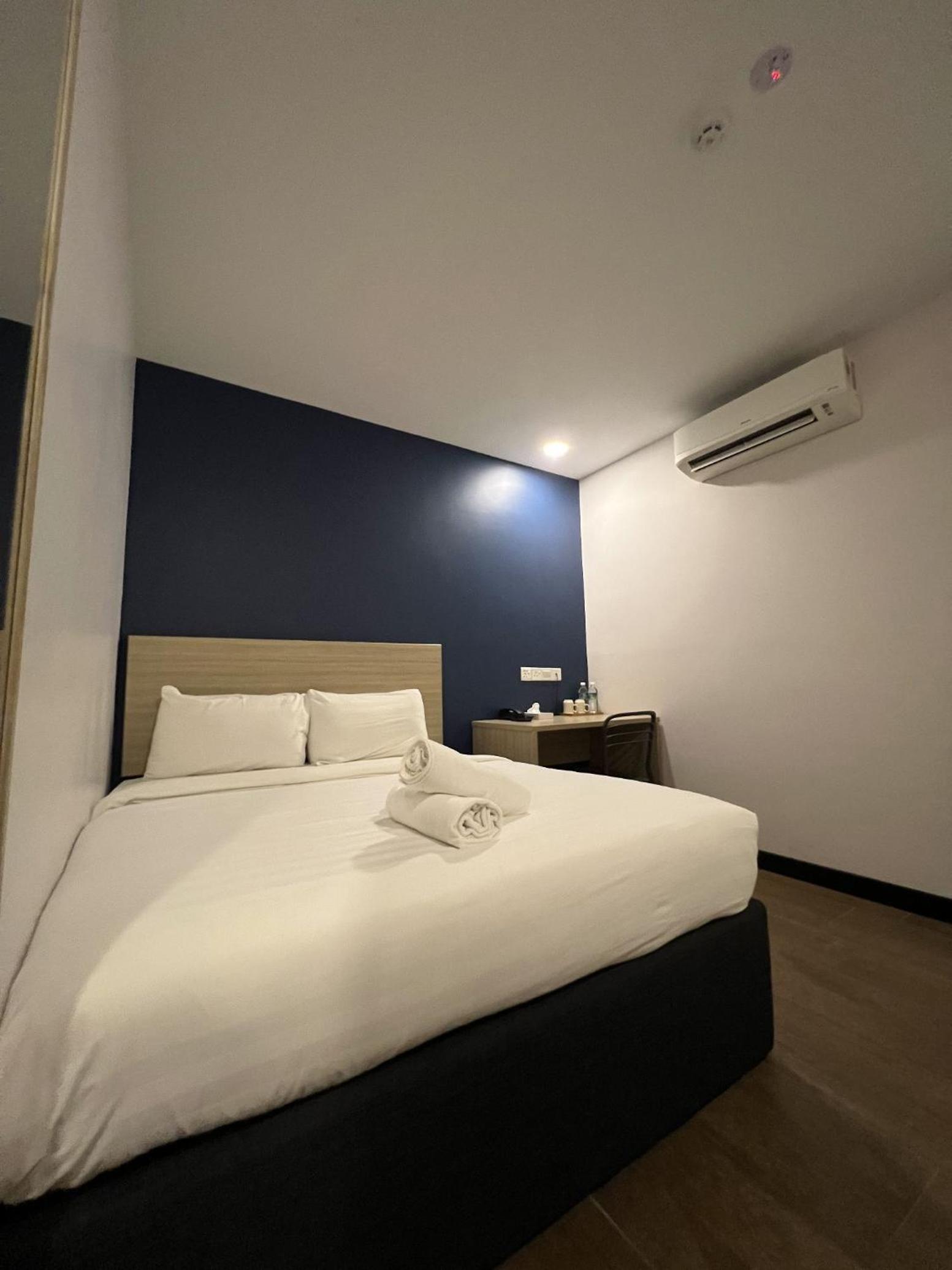 Standard, Queen Bed, No Window, Accessible