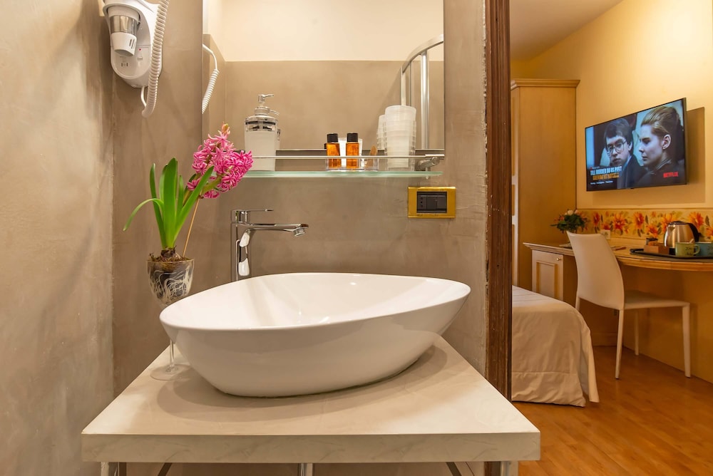 Economy, Double Bed, Balcony, Small, Hotel Jane 3/4