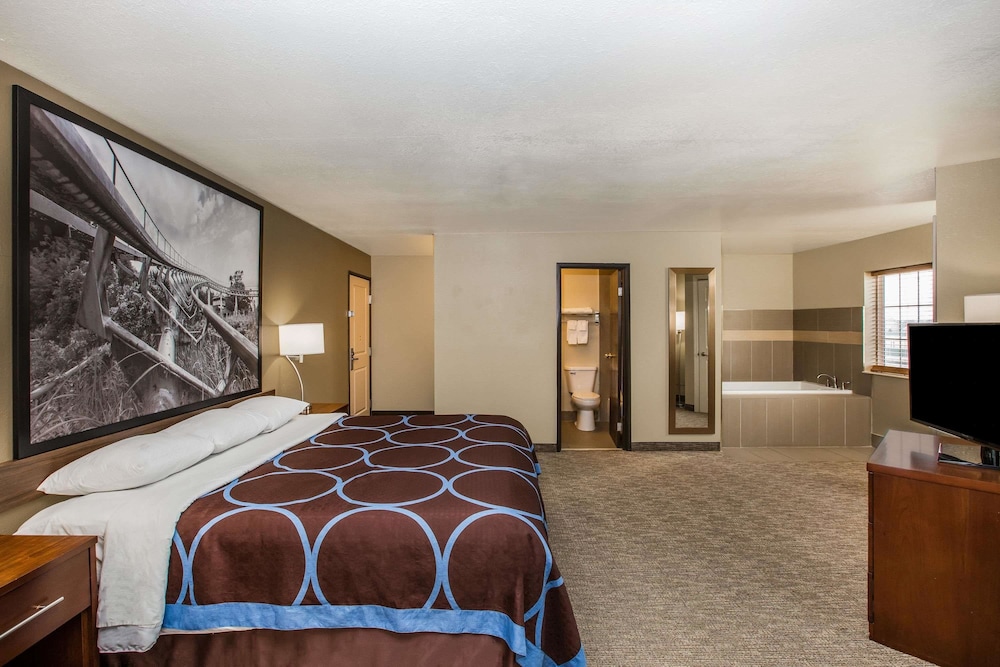 Super 8 by Wyndham Altoona 6/35