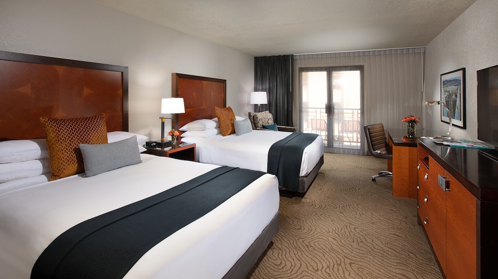 room, 2 queen beds, balcony