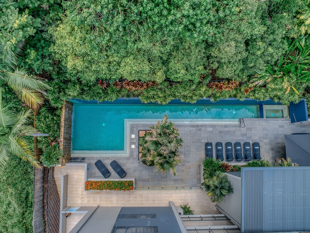 Coconut Grove Port Douglas 44/50