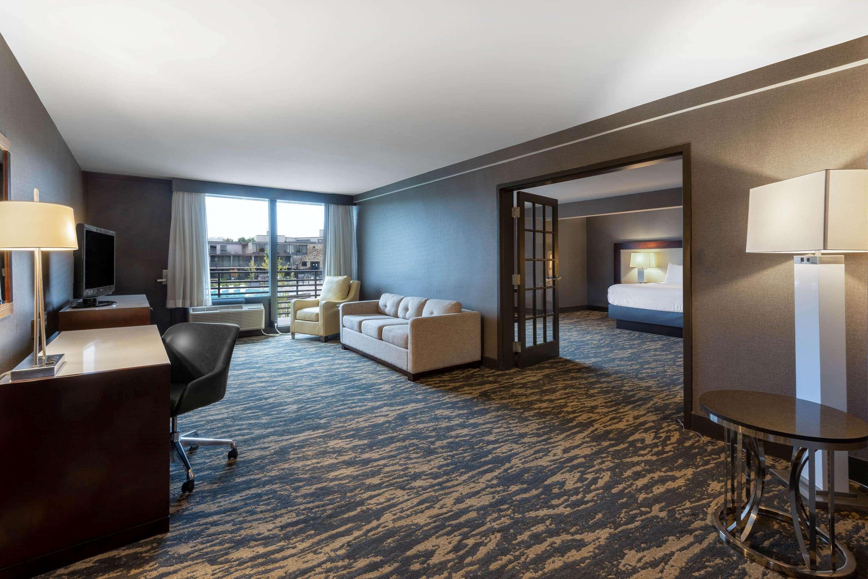 جناح بسرير كينج بإطلالة على المسبح بغرفة نوم واحدة