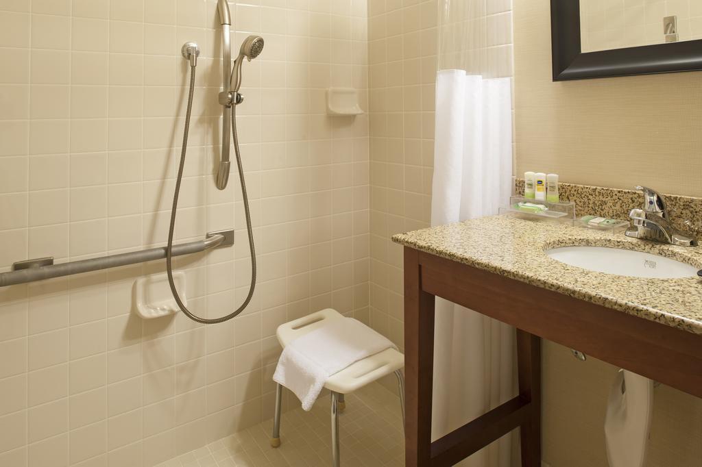 Country Inn & Suites by Radisson Holland, MI 41/42