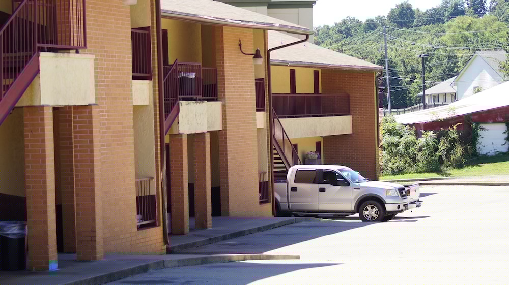 Holiday Lodge And Suites 5/46