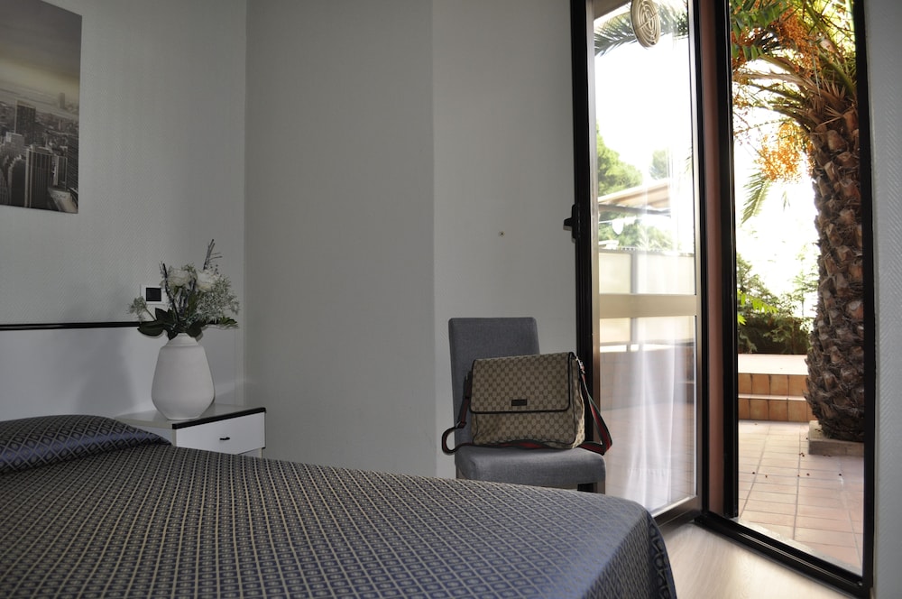 Hotel Est 23/42
