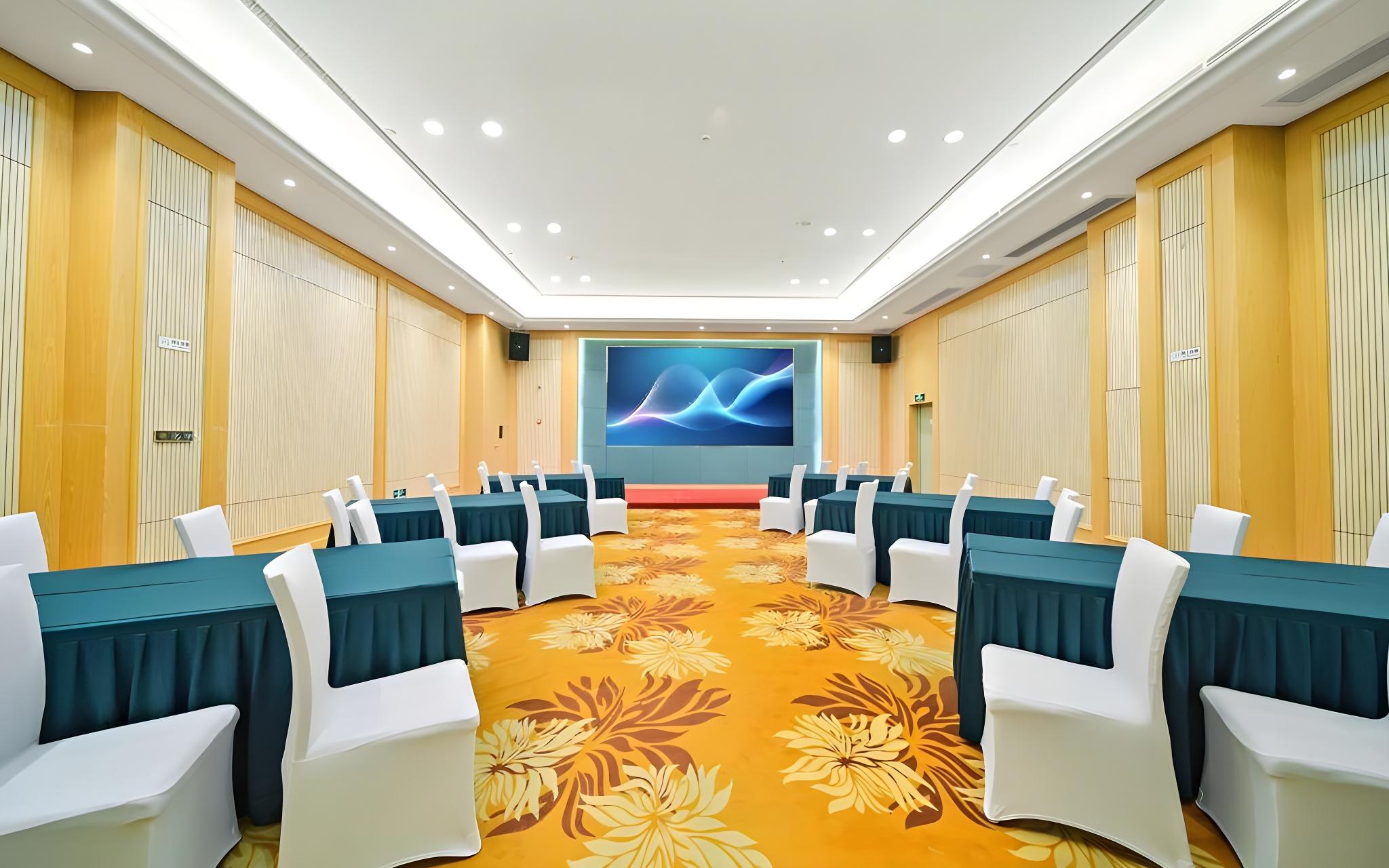 Vienna International Hotel (South Gate of Shenzhen International Convention and Exhibition Center) 33/39